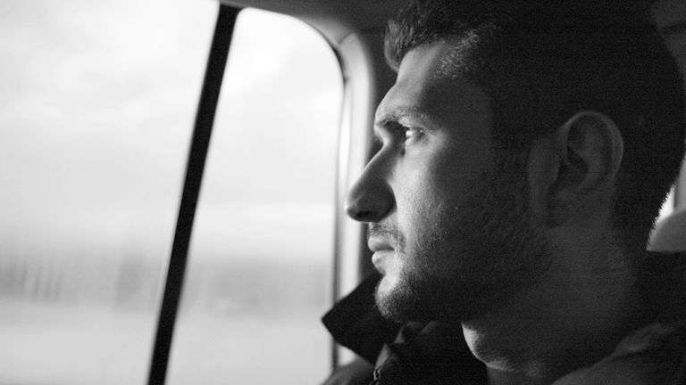 Andriy Suleyman schaut nachdenklich aus dem Fenster eines Autos.