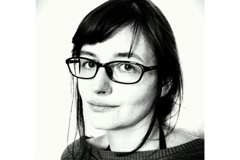 Schwarz-Weiß-Foto der Künstlerin, die eine Hornbrille trägt