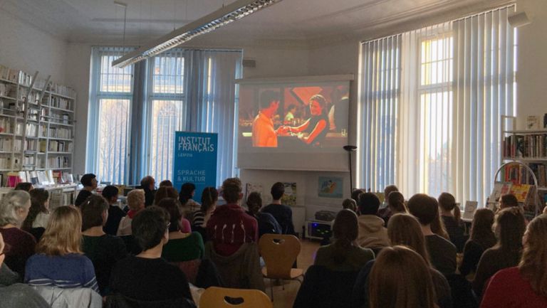 Blick in den vollbesetzten Kinoraum des Institut français während einer Filmvorführung