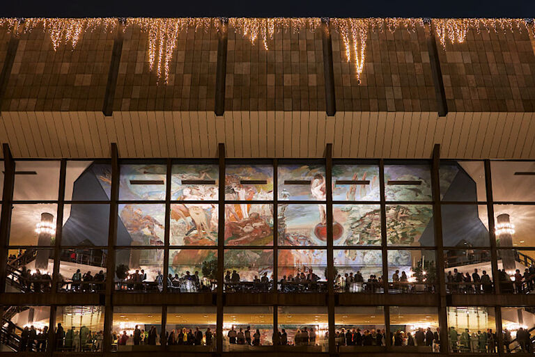 Ansicht des Gewandhauses mit hell erleuchteten Foyer und dem Deckengemälde von Sighard Gille
