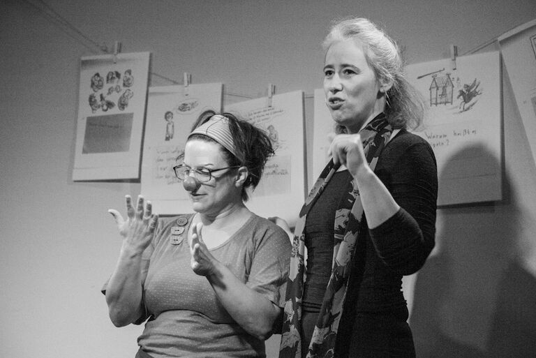 Schwarz-Weiß-Foto der beiden Erzählerinnen bei einem Auftritt