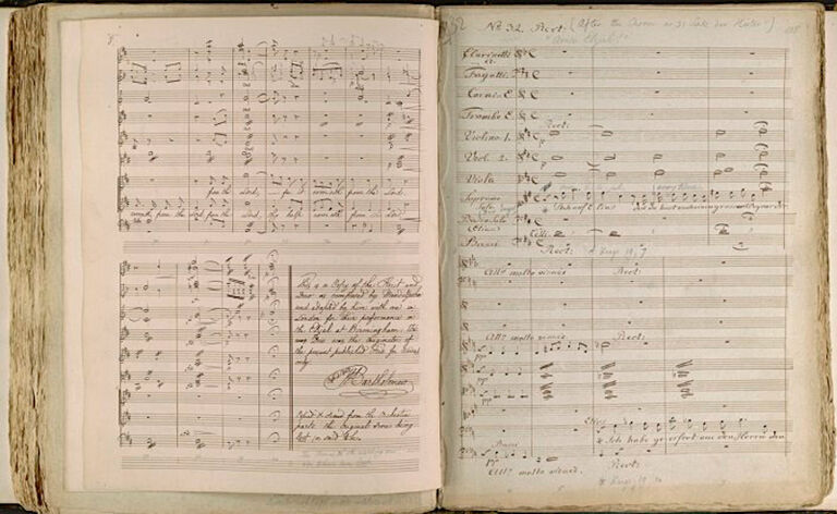Historisches Notenheft mit handschriftlichen Noten und Kommentaren