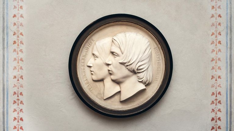 Plakette mit den Profilen von Clara und Robert Schumann