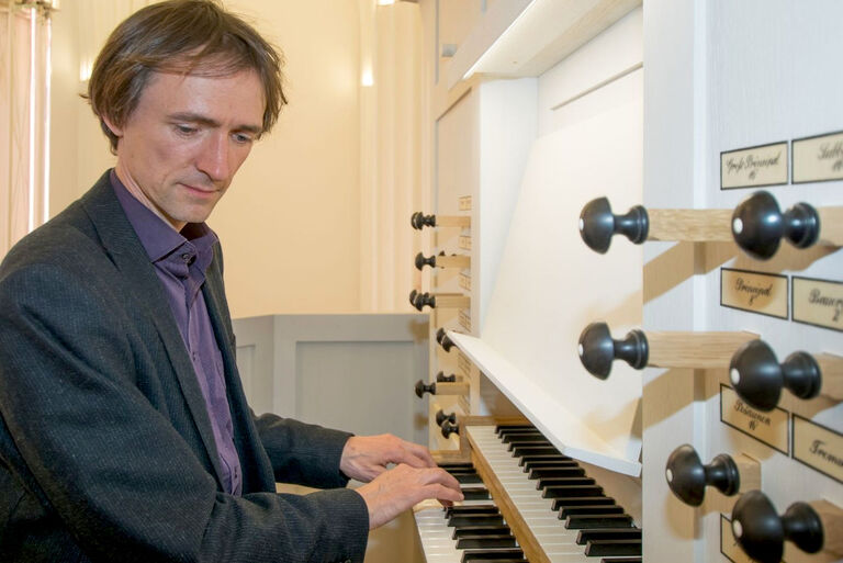 David Timm spielt mit konzentiriertem Gesichtausdruck an der Schwalbennestorgel