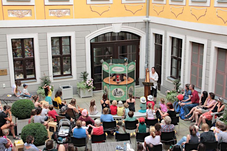 Im Innenhof des Bach-Museums verfolgen viele Kinder mit ihren Elten ein Puppenspiel.