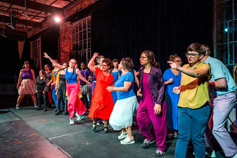 Der ChorAlle bei einem Auftritt bei dem gesungen und getanzt wird