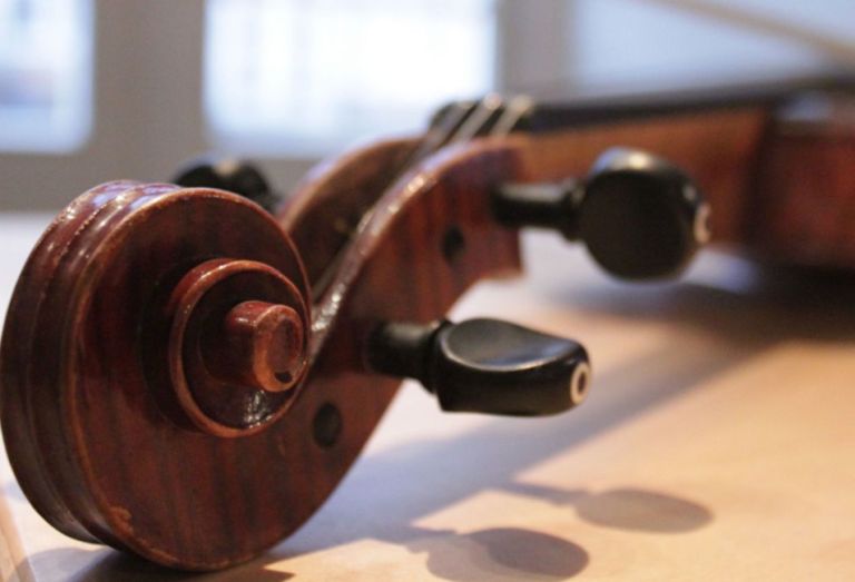 Die Nahaufnahme des Kopfes einer Violine