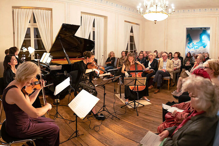 Im dicht besetzten Schumann-Saal findet eine Kammermusikkonzert statt.