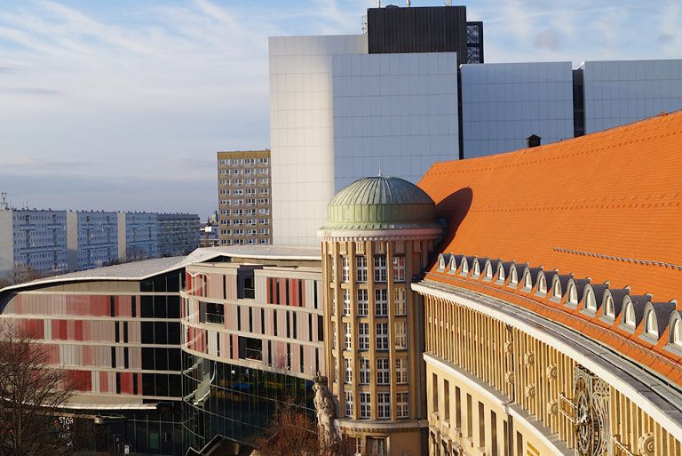 Das historische Gebäude der Deutschen Nationalbibliothek mit seinen modernen Erweioterungsbauten