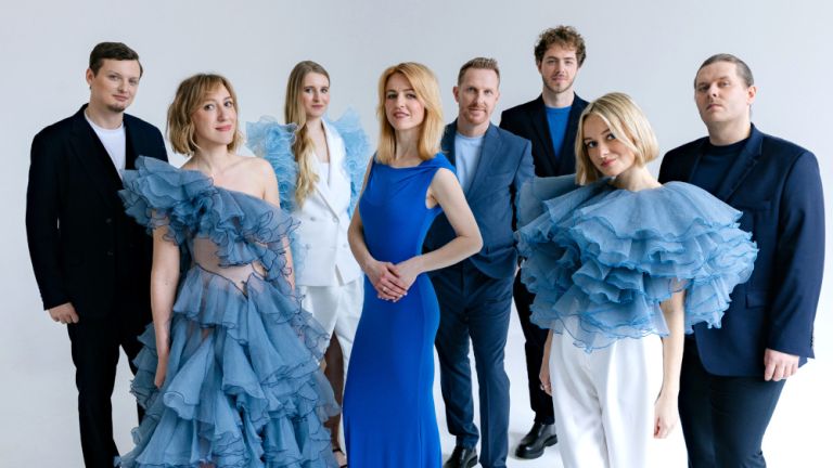 Gruppenfoto des Ensembles in feierlicher Kleidung