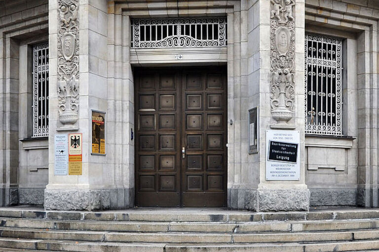 Das historische Portal zum heutigen Stasi-Unterlagen-Archiv in Leipzig