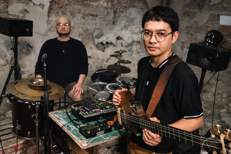 Die beiden Musiker mit ihren Instrumenten, Schlagzeug und Gitarre