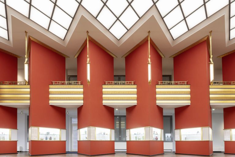 Blick in eine lichtdurchflutete Halle mit historischen eckigen Gestaltungselementen
