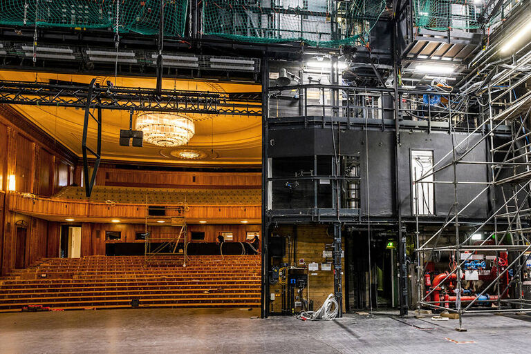 Blick von der großen Bühne in den Zuschauersaal: Es sind Gerüste und viele Kabel zu sehen.