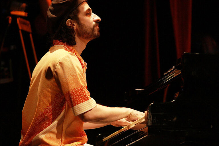 Der Musiker sitzt bei einem Konzert am Piano