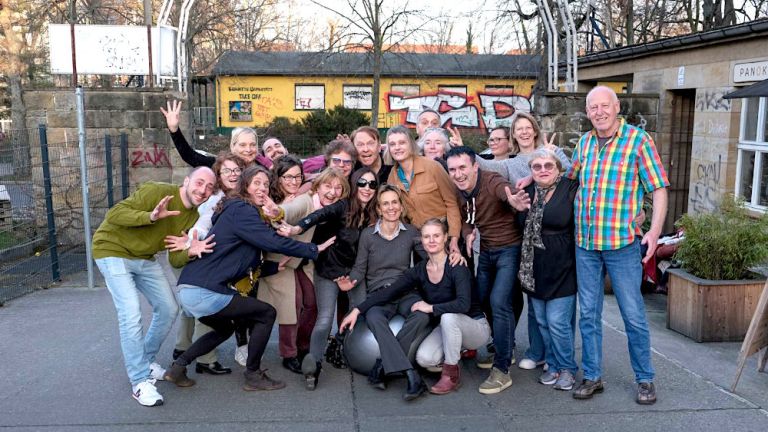 Gruppenfoto mit fröhlich posierenden Schauspielerinnen und Schauspielern