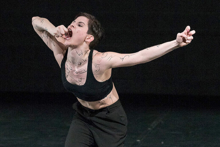 Die Tänzerin bei einer Performance allein auf der Bühne