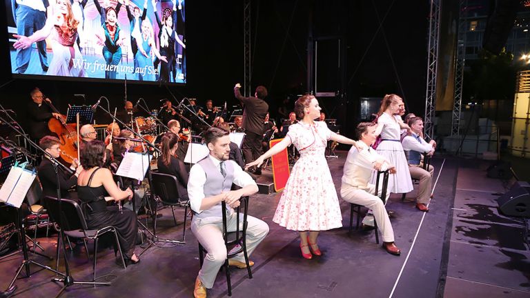 Das Orchester und das Ballett der Musikalischen Komödie bei einem Auftritt auf dem Leipziger Augustusplatz