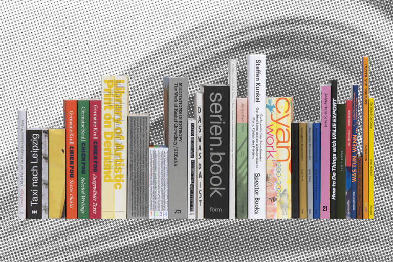 Die 25 ausgewählten Büchstehen nebeneinander und man kann die Buchrücken sehen.