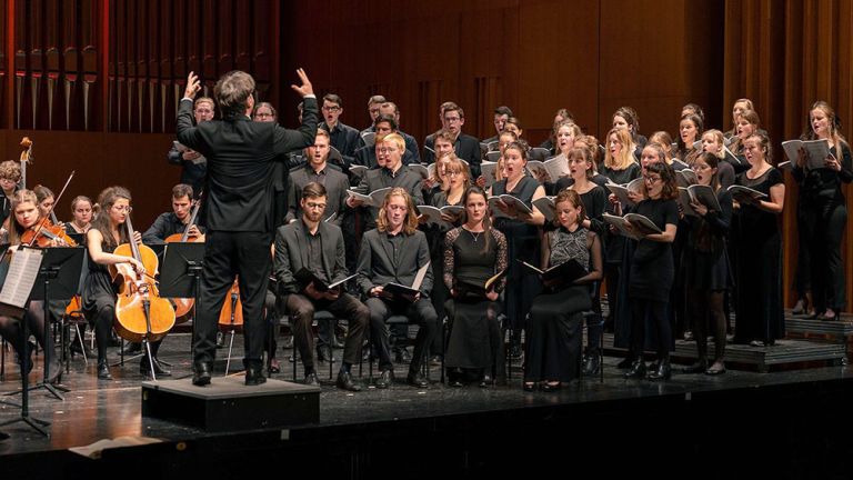 Auftritt des Schulmusikchors gemeinsam mit einem Streicherensemble