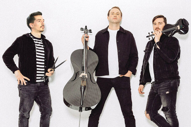 Gruppenfoto der Musiker in schwarz-weißer Kleidung und mit ihren Instrumenten, ebenfalls in schwarz-weiß