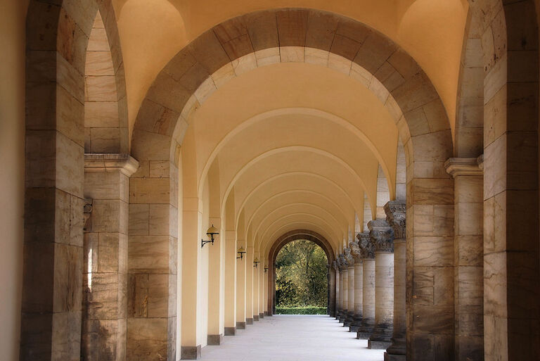 Blick durch die Arkaden der Westkappelle des Südfriedhofs
