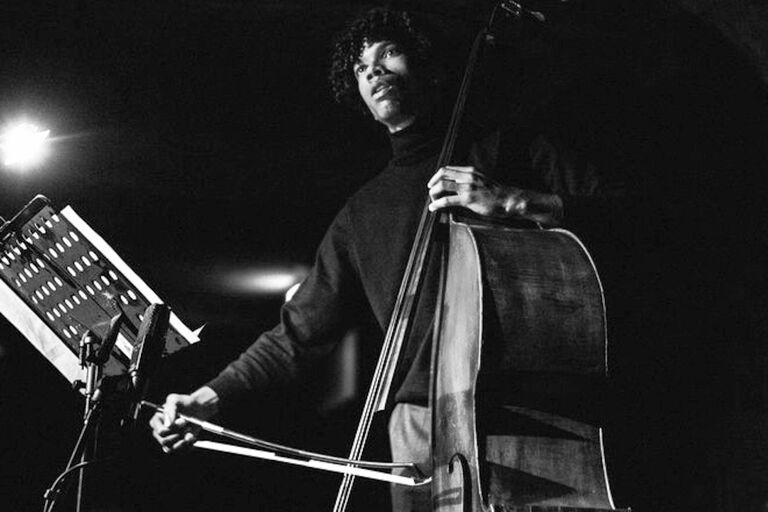 Schwarz-Weiß-Foto des Musikers mit seinem Kontrabass bei einem auftritt