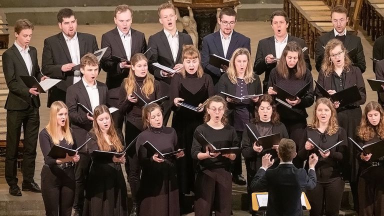 Der Chor sing bei einem Auftritt in einer Kirche.