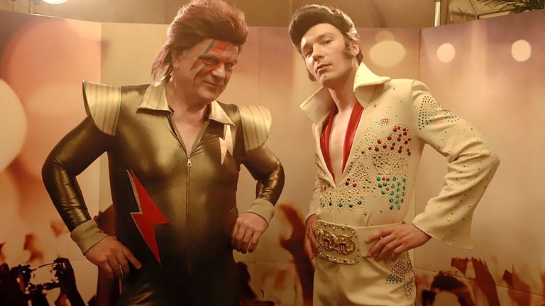 Die beiden Hauptdarsteller in ihren Kostümen als David Bowie und Elvis