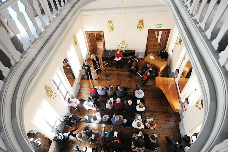 Blick von oben in den Sommersaal des Bach-Museums, in dem gerade ein konzert stattfindet