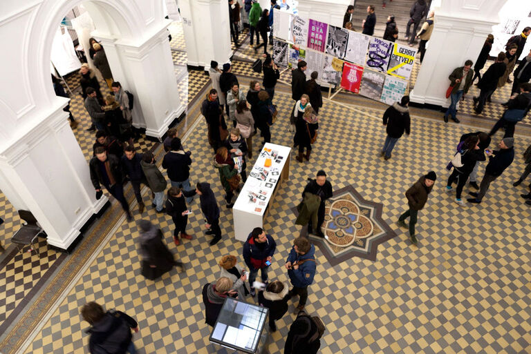 Blick von oben in den großen historischen Lichhuf der Hochschule, in dem viele Menschen zu sehen sind.