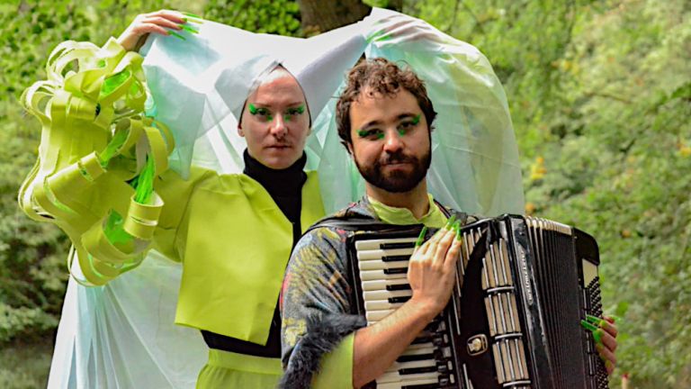 Ein Schauspieler und ein Musiker bei einer Probe im Freien