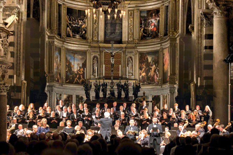 Der Konzertchor Leipzig bei einem Konzert in einem prächtigen Kirchenraum