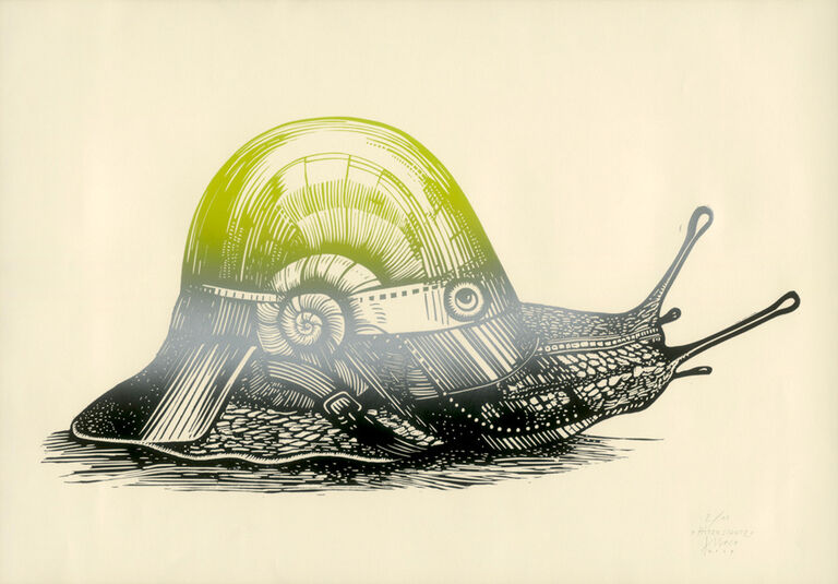 Grafik eine Schnecke, die einen Feuerwehrhelm als Schneckenhaus trägt