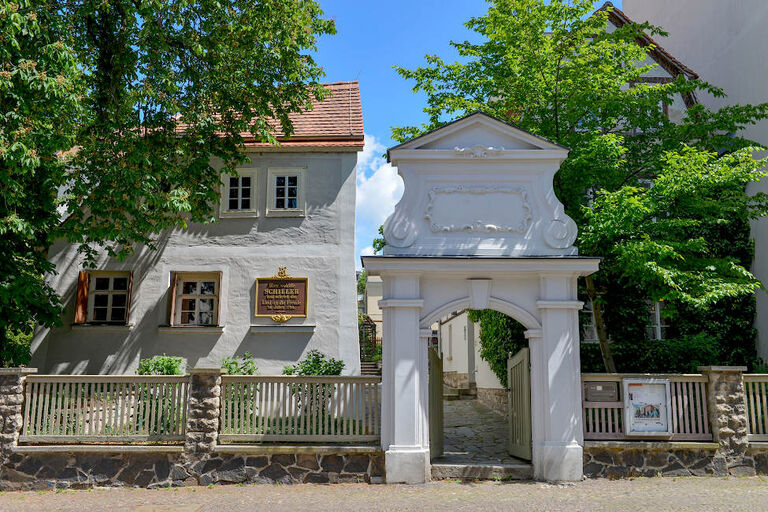 Ansicht des Schillerhauses in Leipzig mit seinem steinernen Gartentor.
