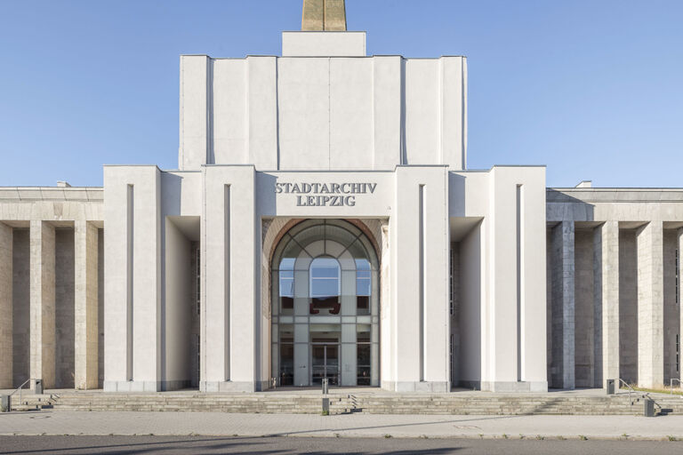 Das Stadtarchiv in einer großen, mit Natursteinen verkleideten Messehalle