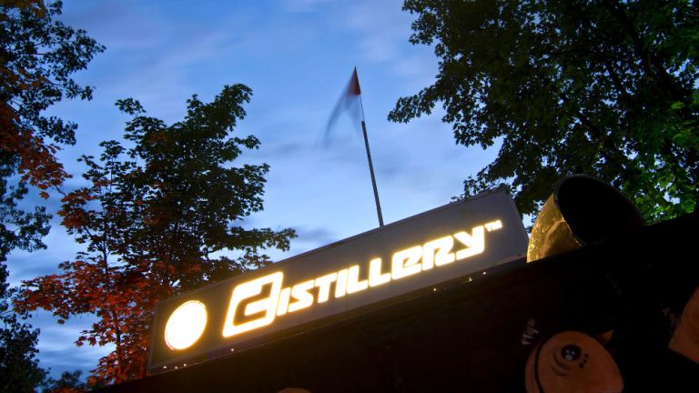 Abendliches Foto des Clubs mit der Leuchtschrift "distillery"