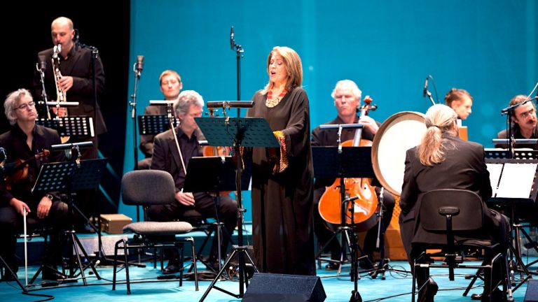 Die Musiker des Ensembles und eine Sängerin bei einem Auftritt