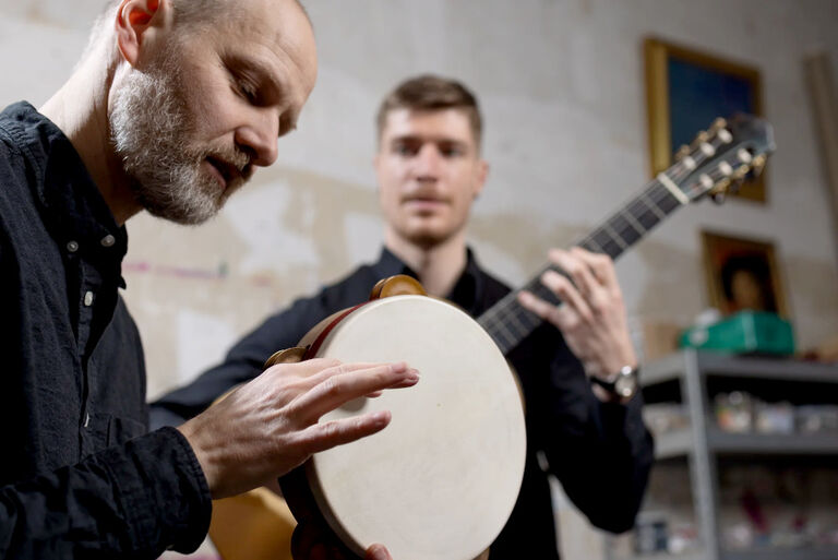 Foto der beiden Musiker mit ihren Instrumenten