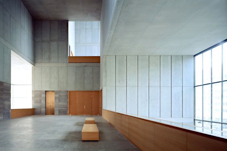 Der Blick in einen riesigen Lichthof des Museums zeigt Sichtbeton, Glas und Holz.