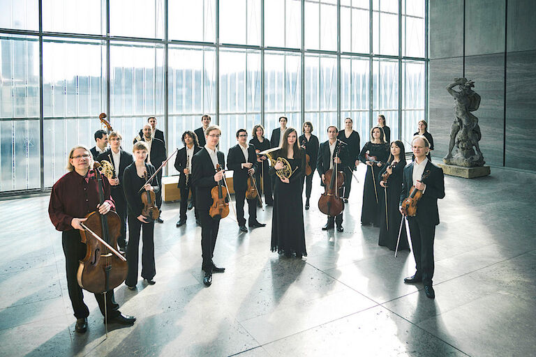 Foto des Kammerorchesters mit Instrumenten in einem Lichthof des Museums der bildenden Künste Leipzig
