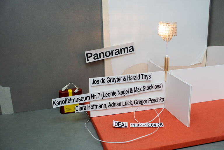 Foto von Miniaturgegenstänen und Streifen mit Namen von Personen und Museen