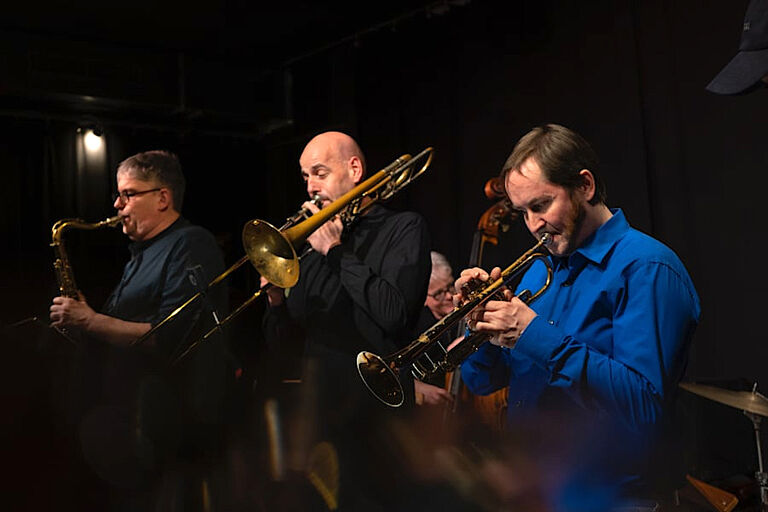 Vier Musiker von den „Profs“ spielen bei einem Konzert.