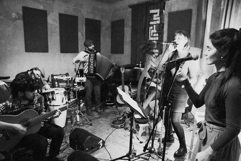 Die Band bei einem Konzert in einem salonartigen Raum