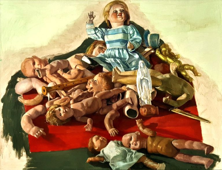Gemälde mit einer Puppe im Kleid, die auf einem Haufen mit kaputten Puppen und Puppenteilen liegt.