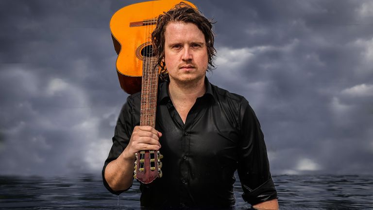Fotomontage, auf der der Sänger mit seiner Gitarre ber der Schulter bis zur Brust im Wasser steht