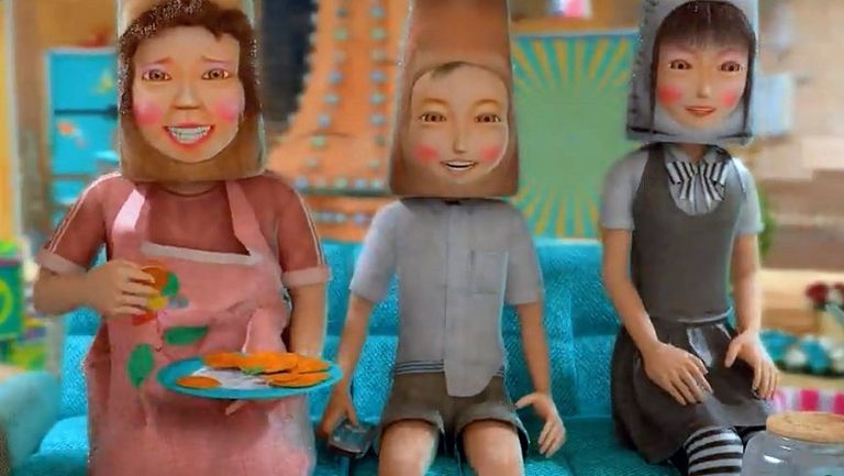 Drei Trickfilmfiguren sitzen auf einem Sofa und haben Papiertüten mit aufgemalten frohen Gesichtern über die Köpfe gestülpt.