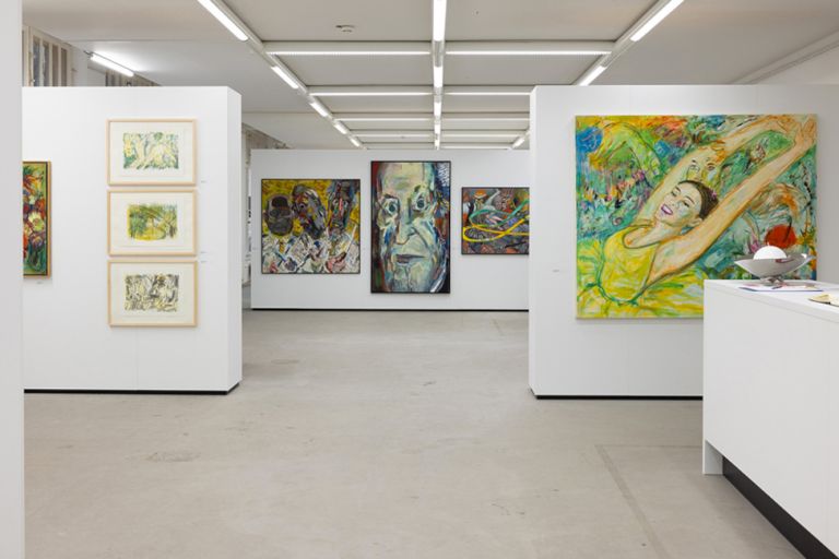 Blick in die Ausstellung mit farbenfrohen Gemälden von Bernhard Heisig und seinen Schülern