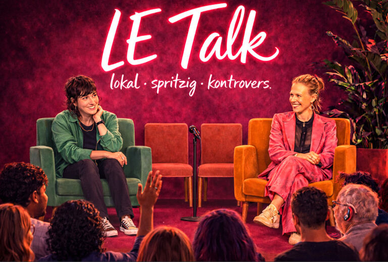 Collage, auf der die beiden Moderatorinnen zu sehen sind und verschiedene Personen als Publikum.