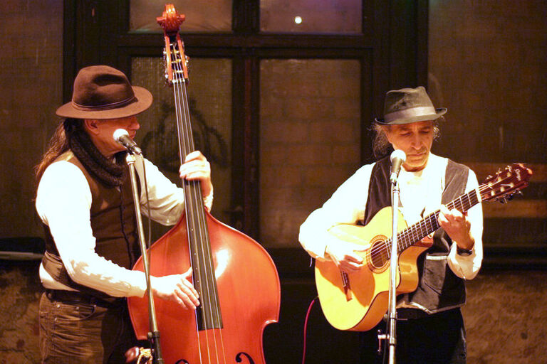 Die beiden Musiker mit Kontrabass und Gitarre bei einem Auftritt